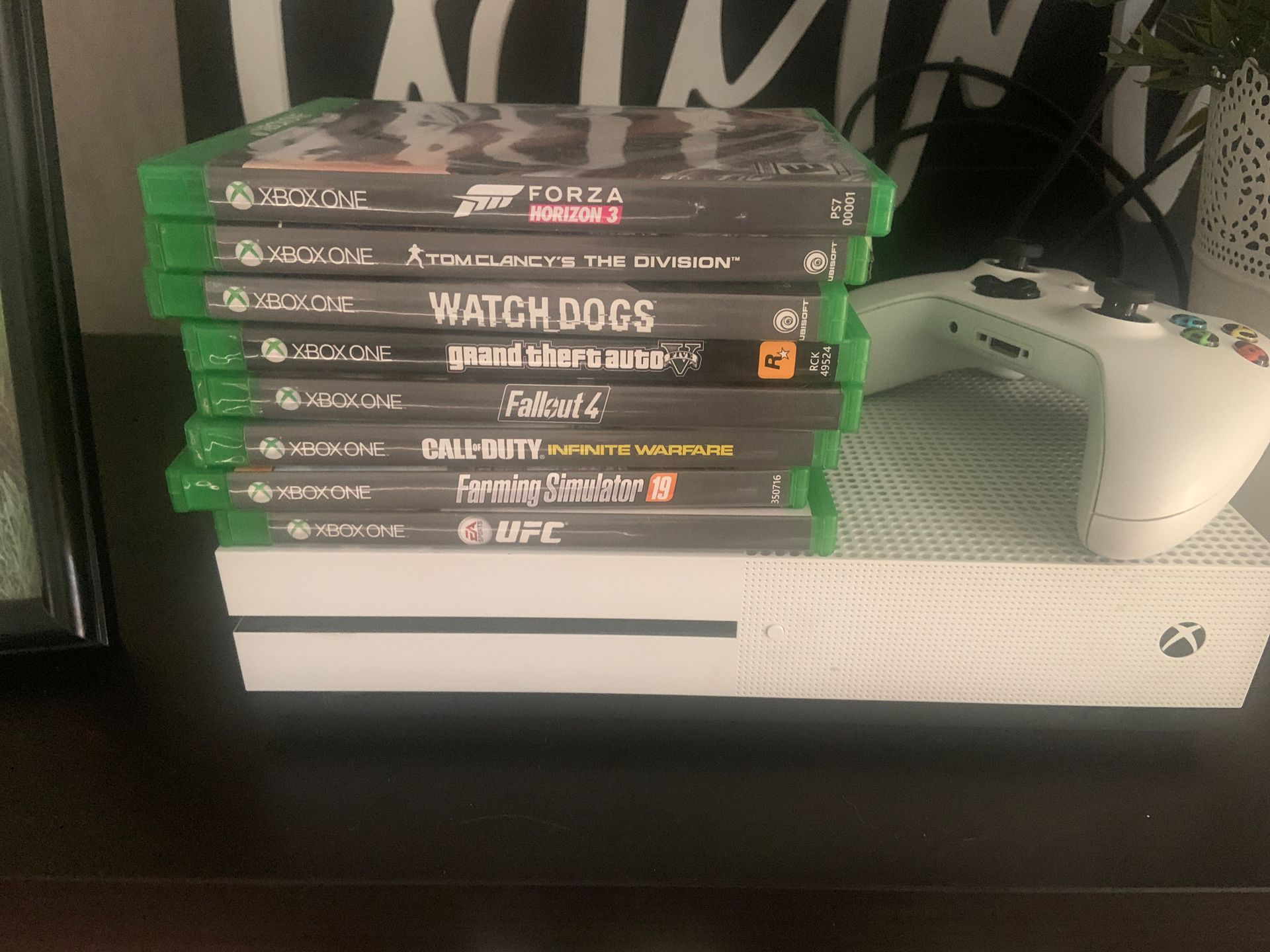 Xbox one S , with controller and games 1 tb