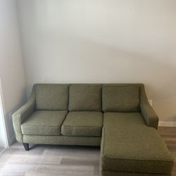 SECTIONAL COUCH WITH REVERSIBLE CHAISE IN GOOD CONDITION!