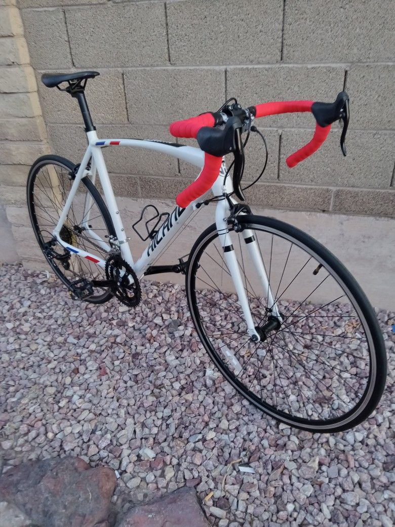 Like New BIKE HILAND ALLIANCE 1.0 TIRES SIZE 700C FRAME SIZE LARGER LIKE NEW