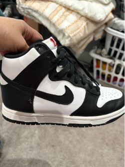 Tennis shoes