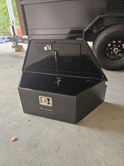 BRAND NEW TONGHE TRAILER TOOL BOX ALUMINUM DIAMOND COLOR BLACK 39" COMES SET KEYS IF SOMEBODY INTERESTED PLEASE TEXT ME ANY TIME HABLO ESPAÑOL THANKS