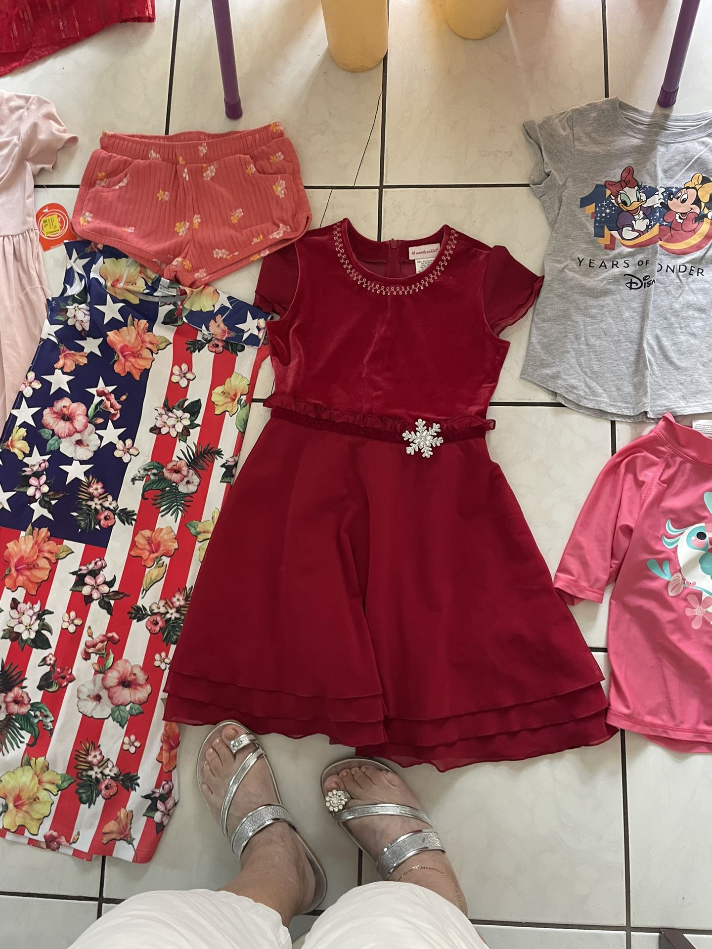 Girl's clothes in good condition size 7-8-10 9 long-leg lycras 11 pullover 1 set of shorts and pullover 2 beach set and 2 long-sleeved beach pullover 