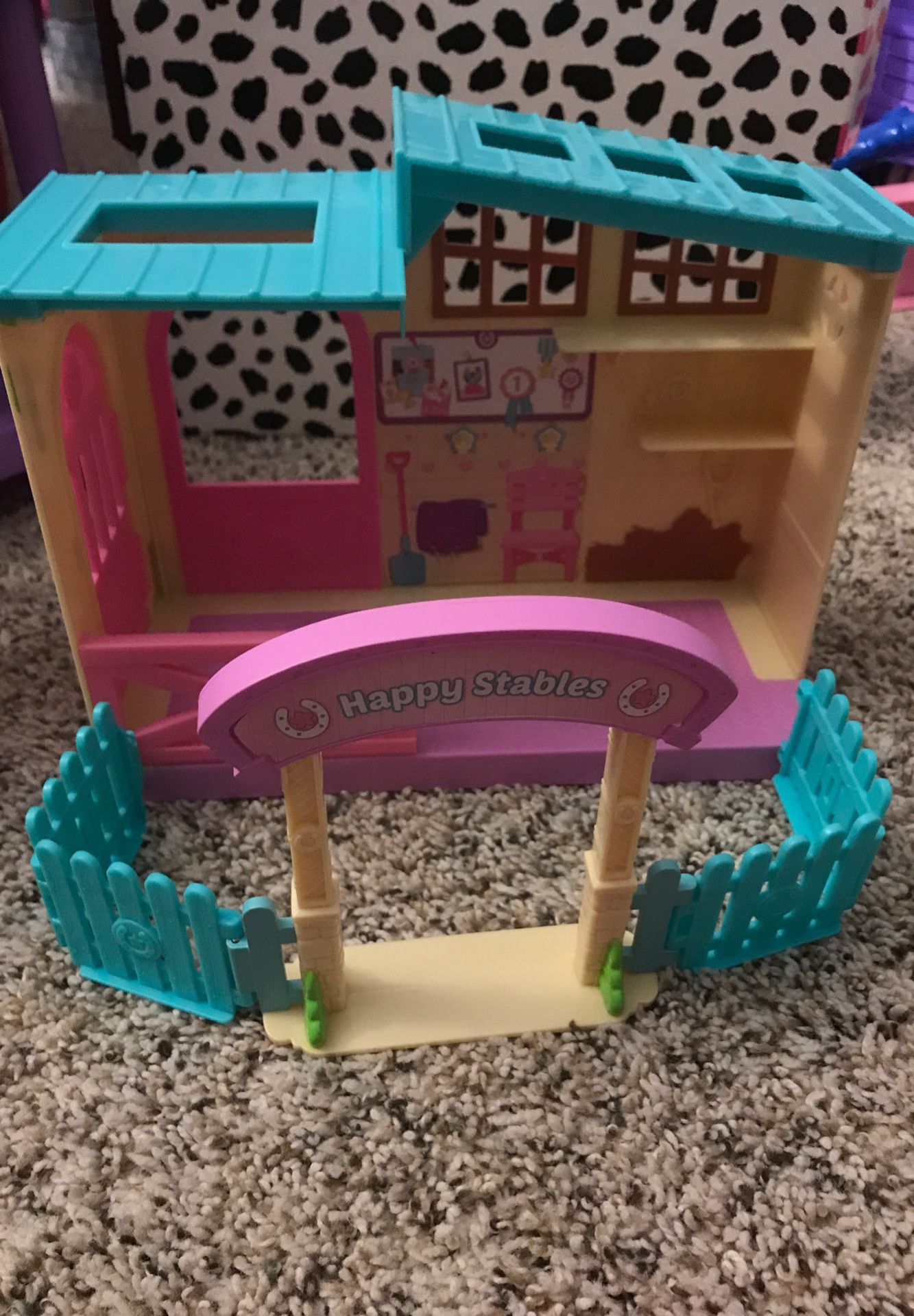 Shopkins happy stables house . In perfect condition.