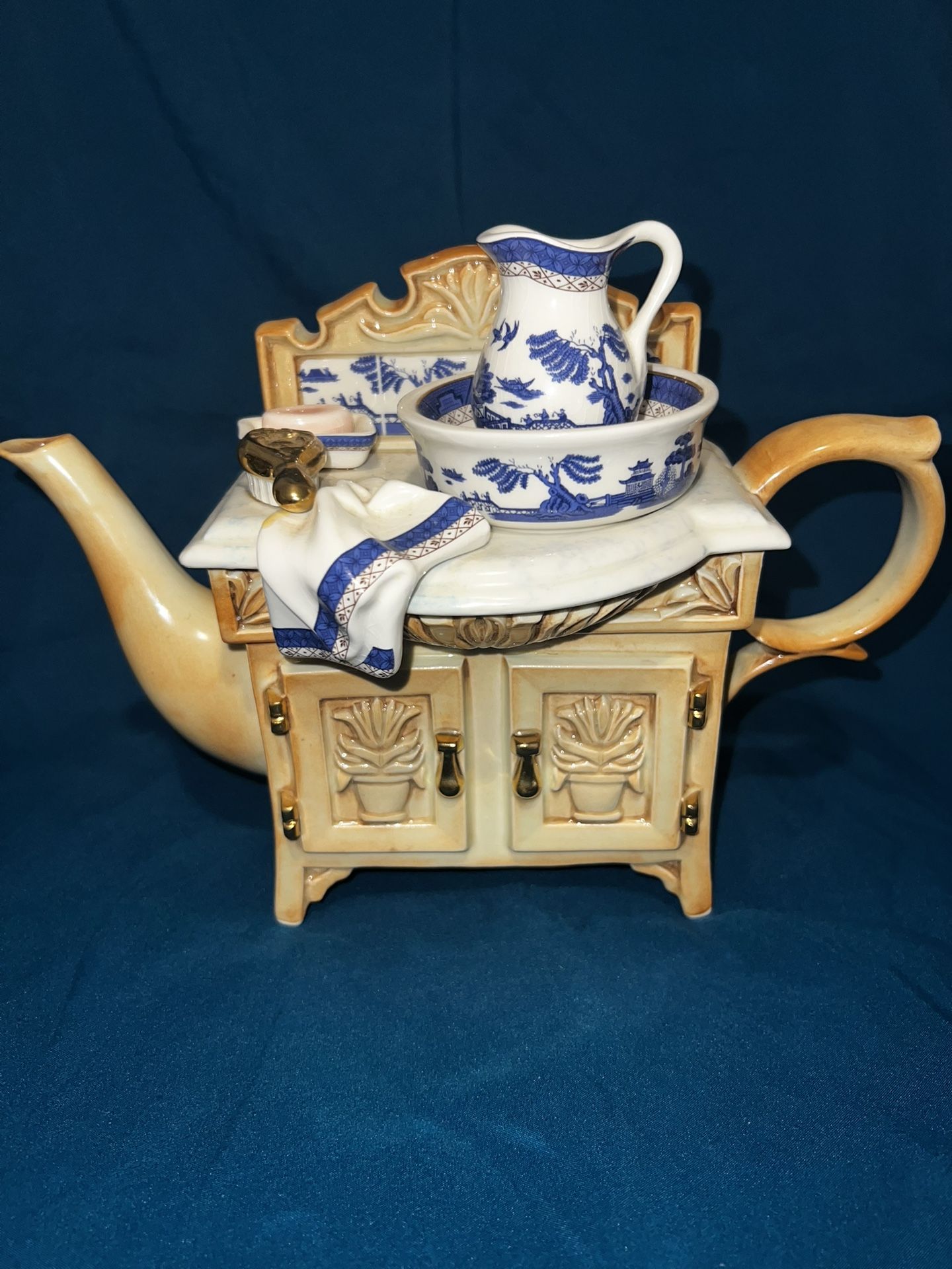 Royal Doulton, Cardew Design, Blue Willow XL Figural Teapot