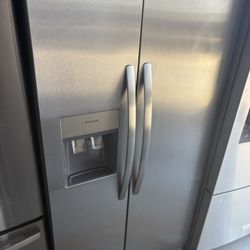 Frigidaire Refrigerator w/ Icemaker