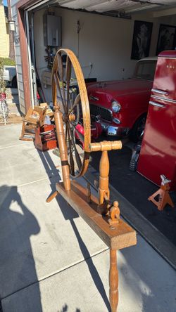 VINTAGE ANTIQUE WOODEN SPINNING WHEEL