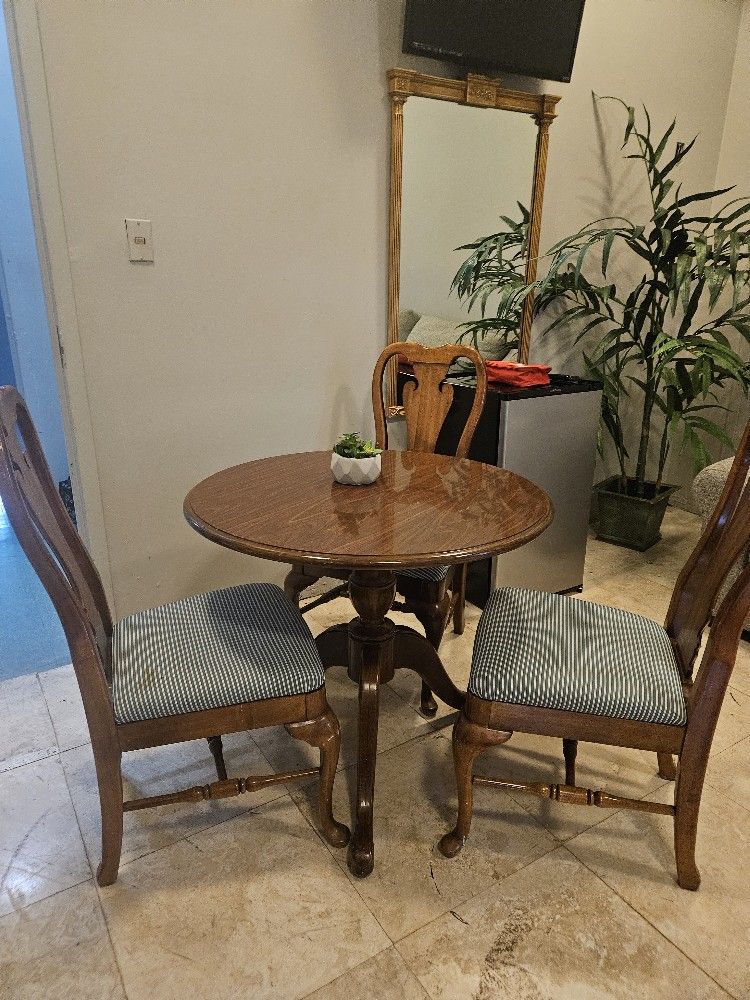 Round Dinning Table And 3 Chairs