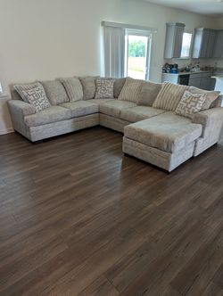 Devin Sectional w Pillows