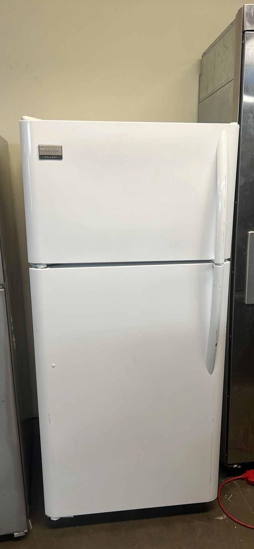 Frigidaire Apartment Size Top Freezer Refrigerator 18 Cu Ft With Ice Maker