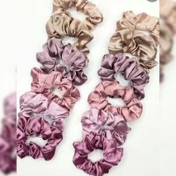 New & Packaged Silky Scrunchies 😍 $1 Each. Ligas Nuevas Y Empaquetadas $1 Cada Una 