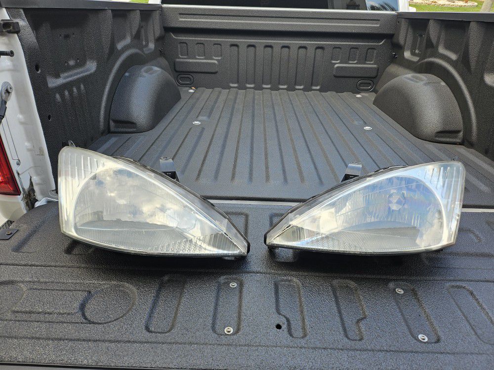 00-04 Ford Focus Headlights With Bulbs