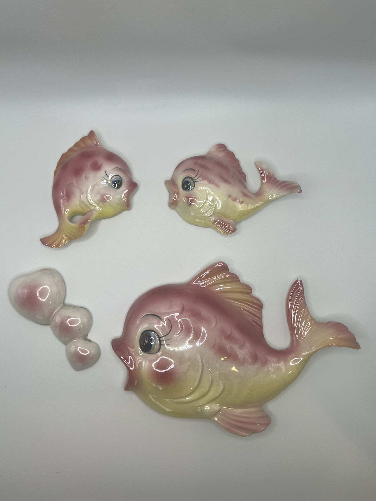 VINTAGE NORCREST PINK FISH FAMILY WALL PLAQUE POCKET W BUBBLES for