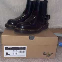 DR MARTEN WINCOX SMOOTH LEATHER BUCKLE BOOTS