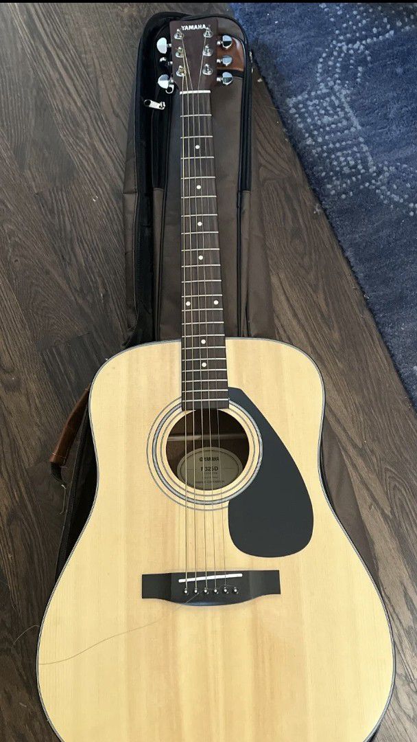 Yamaha F325D Guitar + Capo