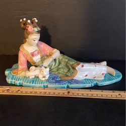 Large Asian lady figurine. See all pictures
