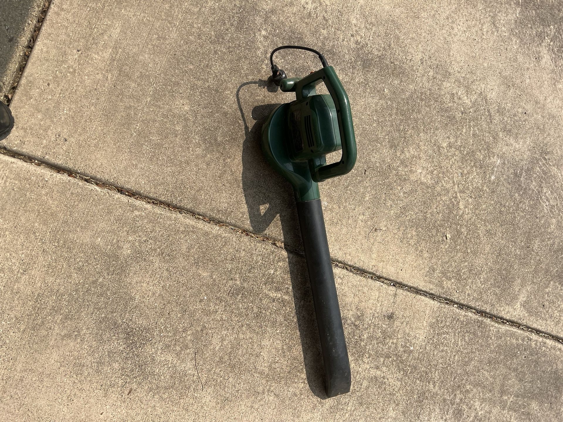 Black & Decker BV200 Blower/Vacuum - Versatile Yard Tool!