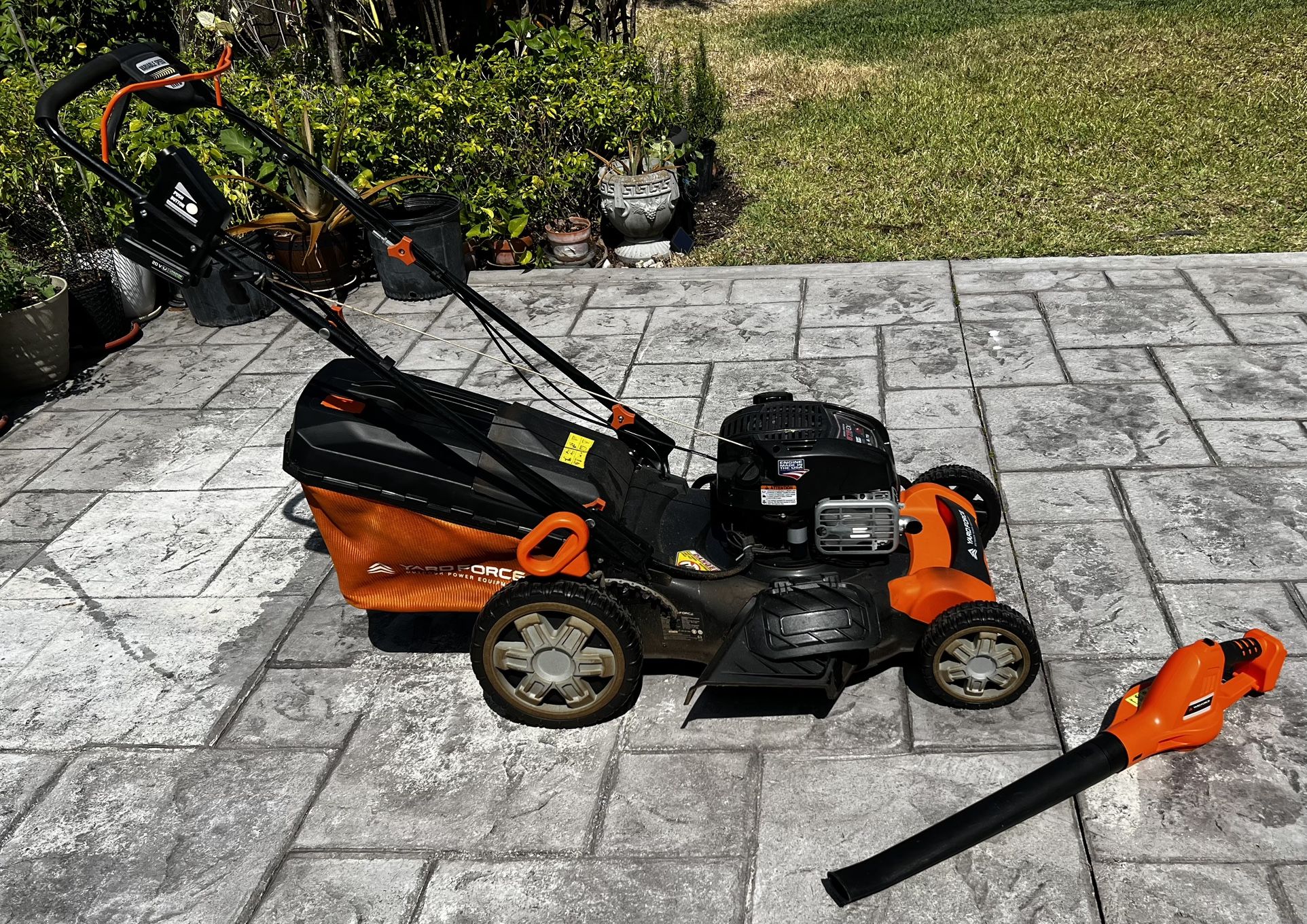 YardForce lawnmower 163cc + Free Leaf Blower. 