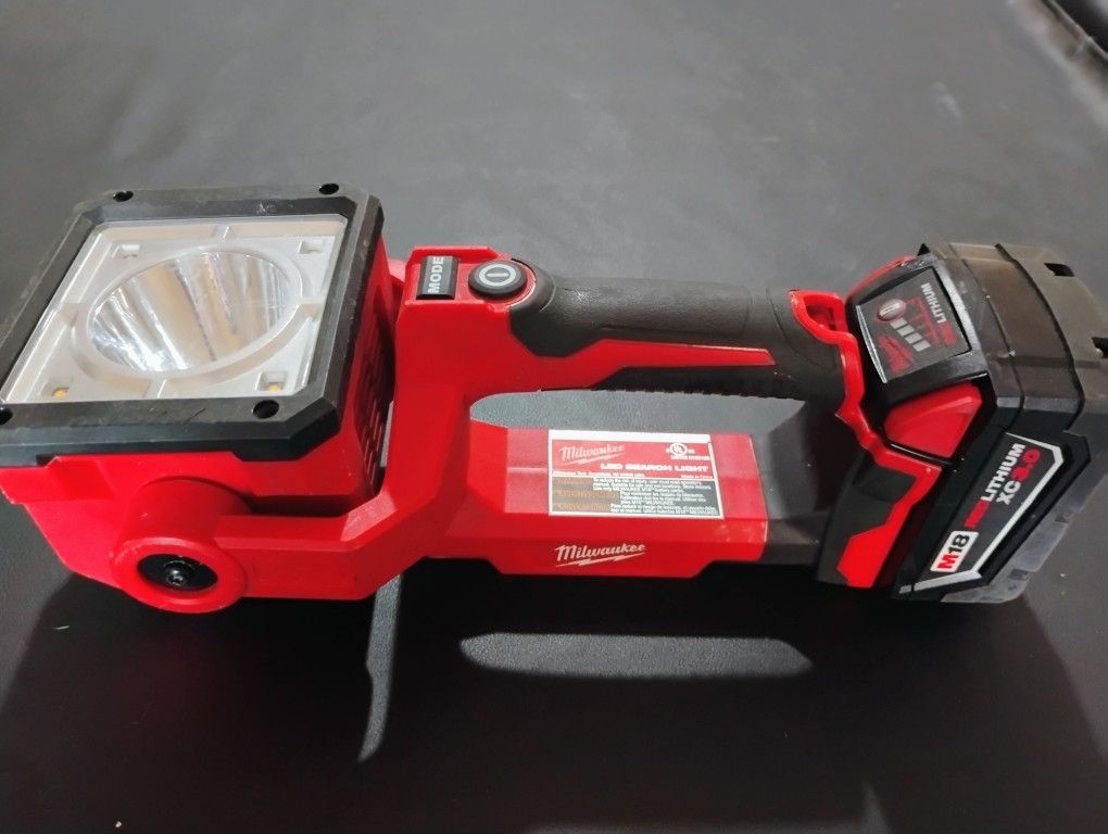 Milwaukee 18 volt 1200 Lumens LED Search Light 