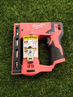 Milwaukee M12 3/8" Crown Stapler