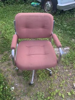Swivel Chair on 5 Caster Wheels Like New
