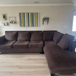 LARGE SECTIONAL COUCH!!