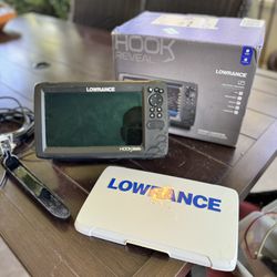 Lowrance Hook reveal 9” With Preloaded Lake Maps