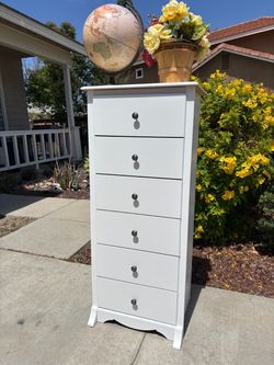 White 6 Drawer Modern Dresser Chest of Drawers Furniture Great Condition
