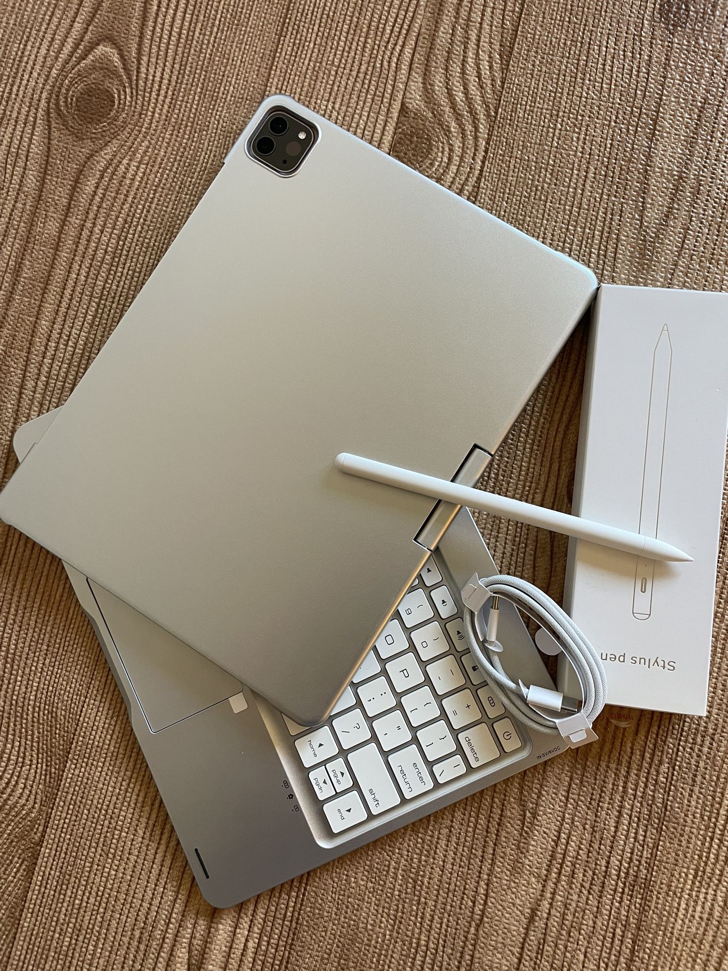 Apple iPad Pro 11” 2nd Generation (2020 / Face ID) 128GB With Keyboard case and Pencil