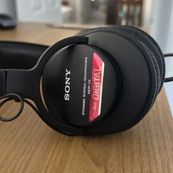 Sony MDR-V6 Dynamic Stereo headphones