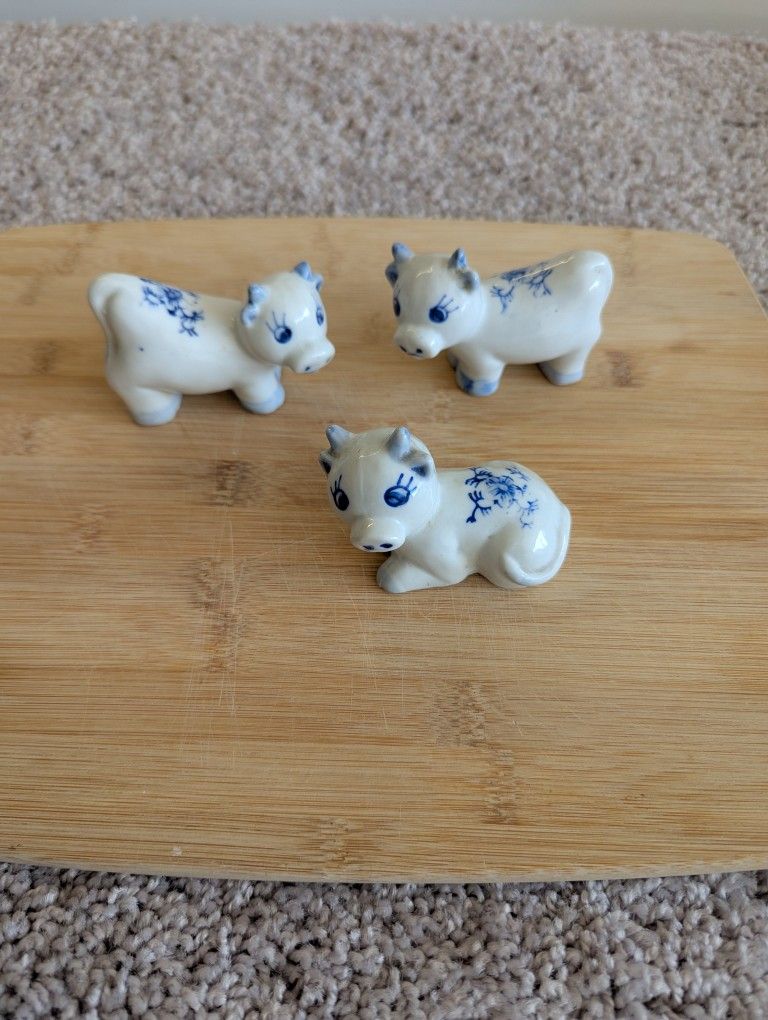 miniature figurine set features a delightful cow design in a classic blue and white color scheme.