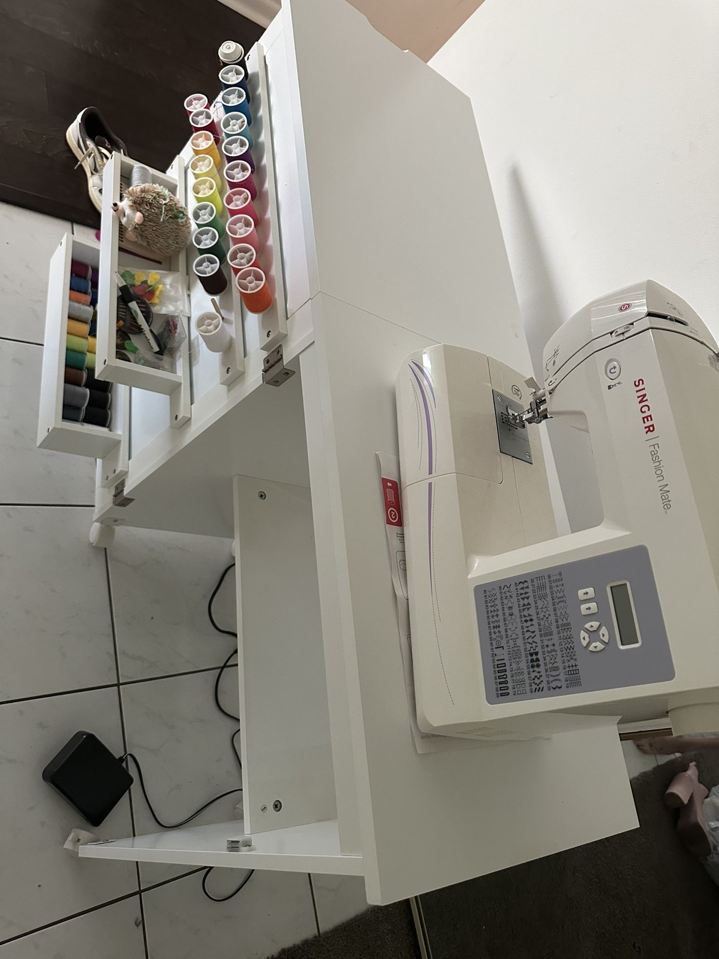 Singer Sewing Machine. Fold Out Table And Starting Kit