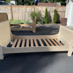 Twin Size Sleigh Bed