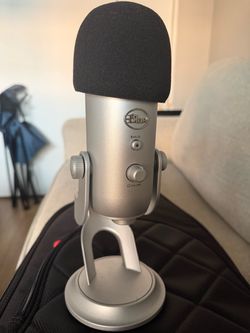 Blue Yeti USB Microphone w/ Stand – Excellent Condition