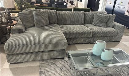 💞OM 💞  Brand New Living Room Sectional with Chaise