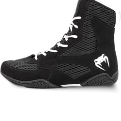 Venum Boxing shoes, Size 6. 