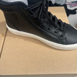 New Women’s UGGS Size 8 Black 