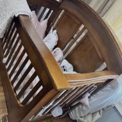 All real wood Very Good condition baby crib can also be converted to twin bed
