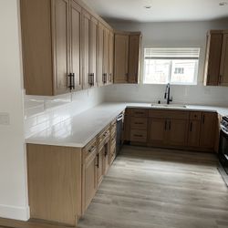 Brand New White Oak Shaker Kitchen Cabinets With Quartz Countertops (10 X 10 Kitchen) 