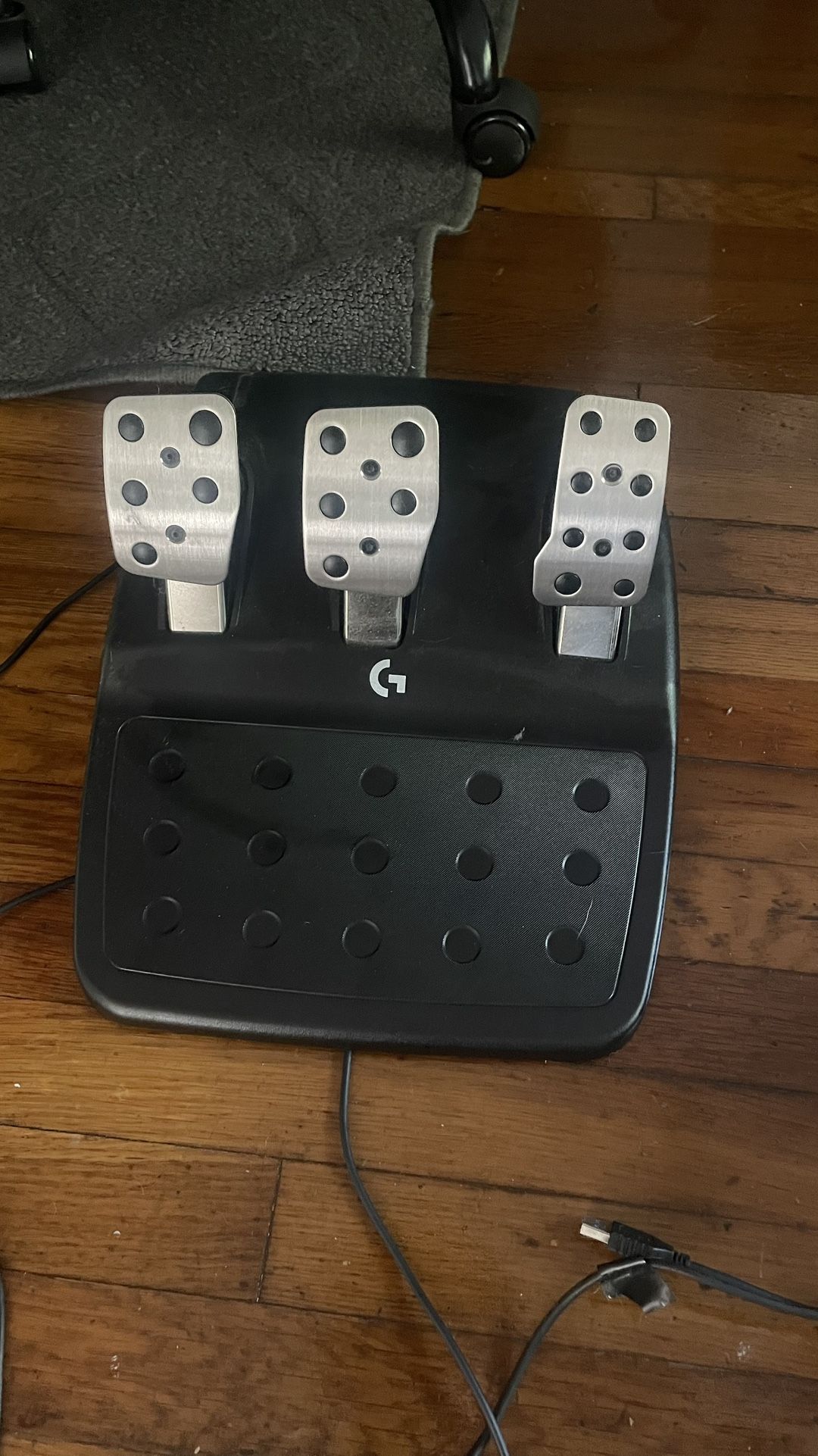 Logitech G923 Racing Wheel, Pedal, and ShifterTRUEFORCE