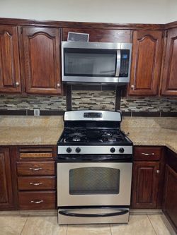 Whirlpool 1.9 Over the Oven Microwave oven WITH VENT in excellent condition.
