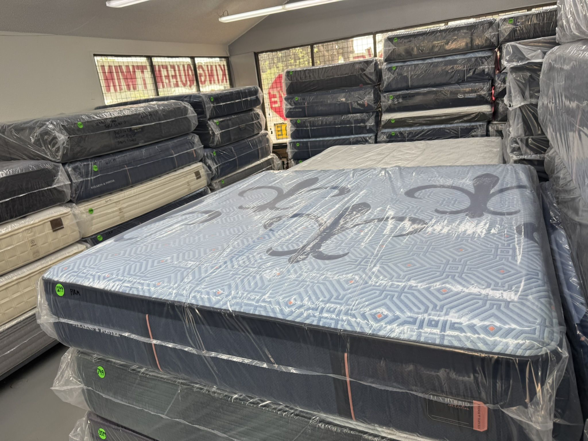 KNG SIZE STEARNS & FOSTER LUX ESTATE HYBRID MATTRESS & BOX SPRINGS BED SET