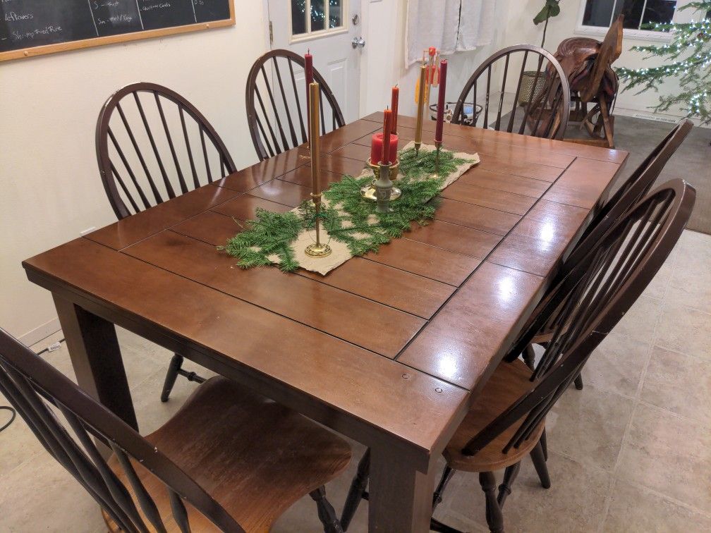 Kitchen Table And 6 Chairs. 