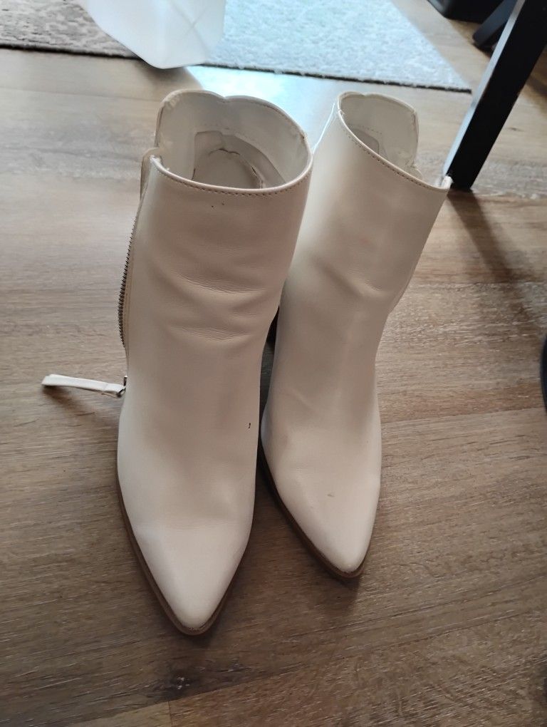 9 size white boots low cut