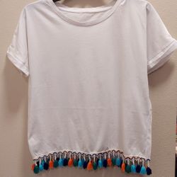 CUTE TASSLE EDGE T-SHIRT 🛍 SIZE MEDIUM 