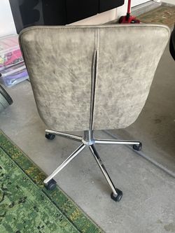 Modern Gray Swivel Chair with Wheels – Great Condition