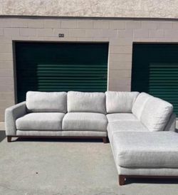 Living Spaces Sectional Couch 🛻Delivery Available🛻