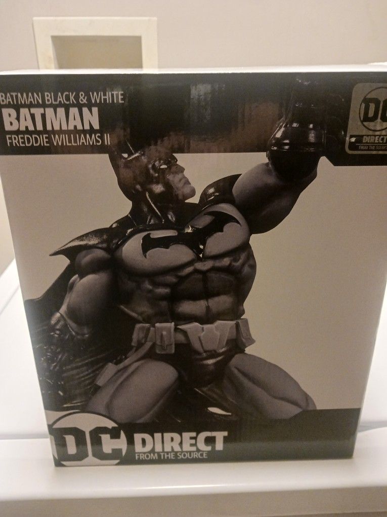 BATMAN STATUE