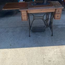 Antique Singer Sewing Machine and Desk .G Series      Serial Number  $300.00 OBO 