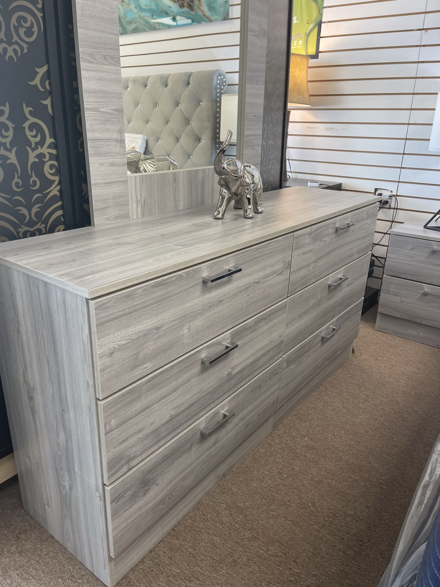 🛋️🛏️Dresser and Mirror On Sale 🛏️🛋️