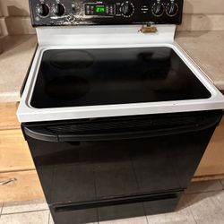 GE Electric 4-burner  Stove And Oven. 